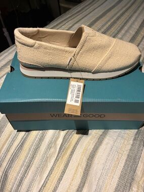 Toms Natural Two-Tone Slub Slip-On in Cream and Tan